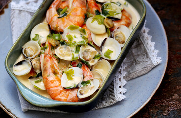 camarão e conchas em molho cremoso. 