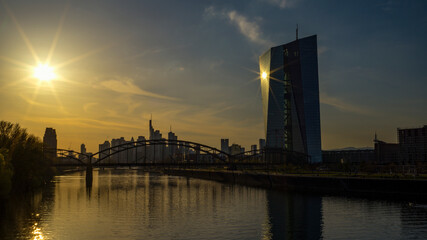 Fototapeta premium Skyline Frankfurt am Main bei Sonnenuntergang, Deutschherrenbrücke im Vordergrund