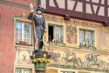 Allgemeiner Blick auf wunderschön bunt bemalte alte Hausfassaden in die Altstadt von Stein am...