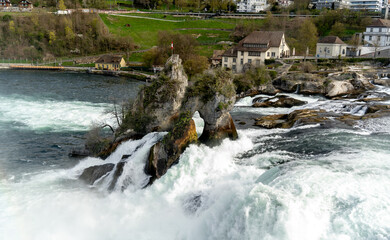 Wassermassen stürzen am Rheinfall bei Schaffhausen in die Tiefe, Neuhausen, Schweiz