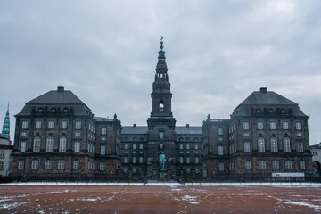 Obraz premium Palacio de Christiansborg, palacio y edificio gubernamental en el islote de Slotsholmen ubicado en el centro de Copenhague, Dinamarca.