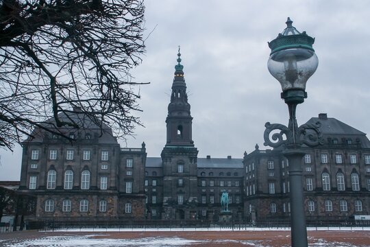 Palacio de Christiansborg, palacio y edificio gubernamental en el islote de Slotsholmen ubicado en el centro de Copenhague, Dinamarca.