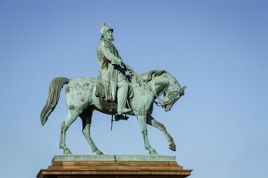 La estatua ecuestre de Federico VII frente al Palacio de Christiansborg. 1873. Copenhague, Dinamarca.