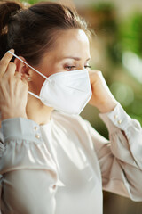 woman in grey blouse wearing ffp2 mask