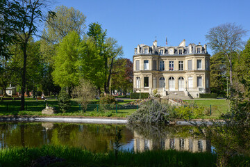 Fototapeta na wymiar Parc, bassin, Mairie, Choisy le Roi, 94, Val de marne