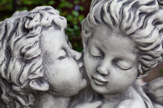 Engel die sich küssen als kleine Figur aus Stein