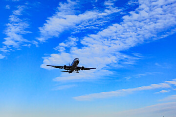 青空と迫ってくる飛行機