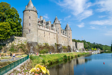 Josselin, cité de caractère et village fleuri, baigné par la rivière l'Oust, se situe dans la...