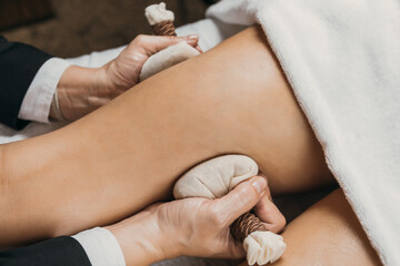 Massage with pindas to hydrate and detoxify the skin. Deep relaxation of the organism. Improvement of stress, insomnia and rheumatic problems. Aromatherapy. Natural benefits