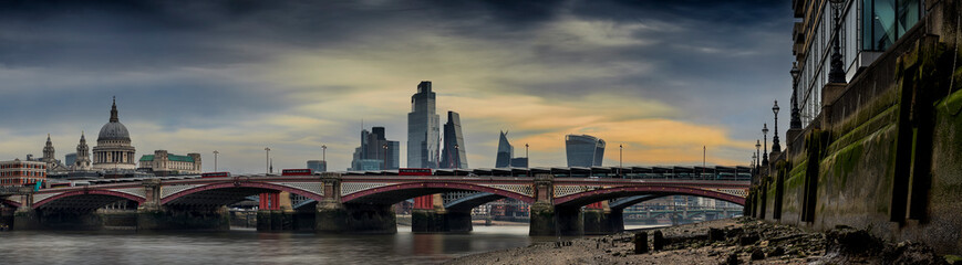 Fototapeta na wymiar Waterloo Bridge at sunrise