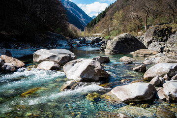 Mouvement de la rivière près de Lavertezzo.