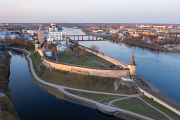 Fototapeta premium Velikaya River. View of the Pskov Kremlin and Trinity Cathedral