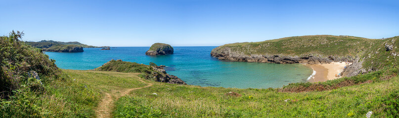 Hermosas vistas panorámicas de la Playa de la Tayada desde la Punta de Truenzo en Asturias, España, verano de 2020