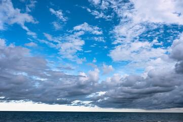 Fototapeta na wymiar Cloudy on blue sky over the sea