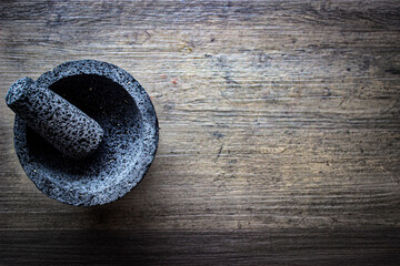 Molcajete mexicano de piedra volcánica © Tania