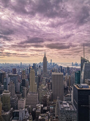 Fototapeta na wymiar Skyline von New York City mit Blick auf Manhattan und seine Wolkenkratzer bei Sonnenuntergang in magischer Abendsonne über der Stadt 