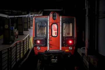 Obraz premium U-Bahn Zug abfahrbereit an einem Bahnsteig in der Central Station von New York City