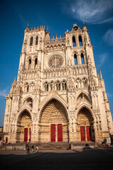 Fototapeta na wymiar Façade de la cathédrale d'Amiens