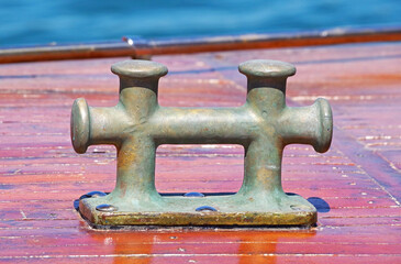 Berth bollard for the mooring of ships