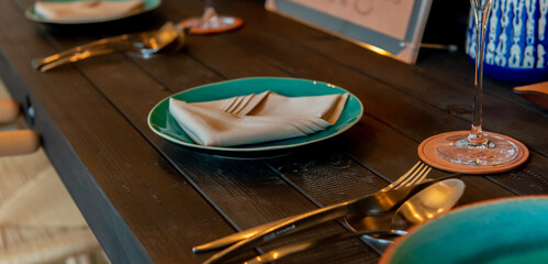 レストランのカウンターテーブルとテーブルセッティング