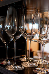棚に並ぶワイングラス
