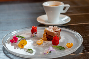 レストランのデザートプレートとコーヒー