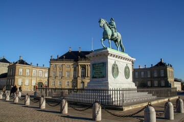 Estatua ecuestre de bronce del rey Federico V creada por el escultor francés Jacques Saly (1768),...