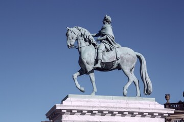 Estatua ecuestre de bronce del rey Federico V creada por el escultor francés Jacques Saly (1768),...