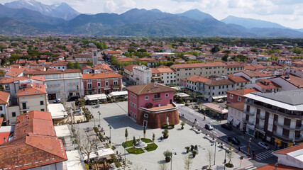 vista aerea a Forte dei Marmi, la piazza Garibaldi con il Fortino simbolo della città e sullo...