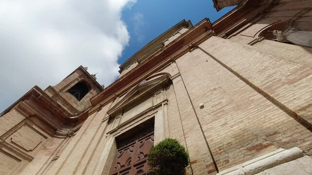 timelapse chiesa e nuvole in 4k