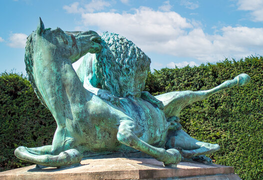 L&oslash;ven og hasten statue Kongens Have Rosenborg Slot (royal backyard castle Rosenborg) copenhagen Region Sj&aelig;lland (Region Zealand) Denmark