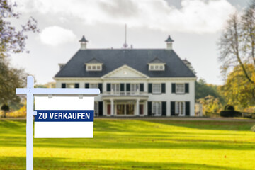 Hausverkauf, Verkaufsschild für ein Anwesen im Grünen