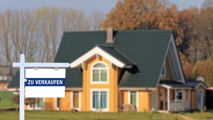 Einfamilienhauis mit Verkaufsschild, Immobilienblase