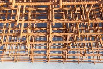 Zardzewiałe stalowe pręty zbrojeniowe