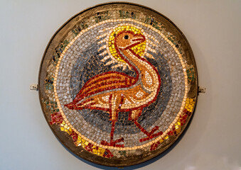 Obraz premium Close-up on round colorful mosaic representing a bird