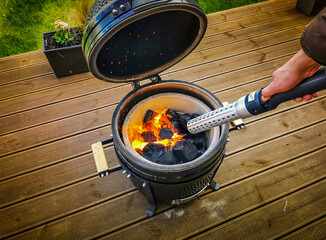 Lighting a Kamado type barbecue grill with an electrical charcoal lighter