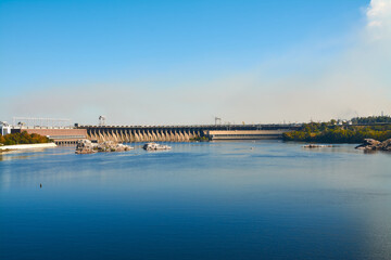 Fototapeta na wymiar dam on the Dnieper