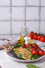 Vegetable salad with grilled halloumi cheese