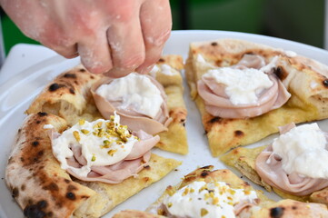 Pizza con mortadella ricotta e pistacchi