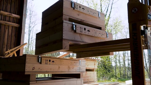 Malle en bois sur transpalette 