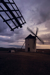 molinos de viento de don quijote al atardecer con el cielo nublado
