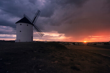 molinos de viento de don quijote al atardecer con el cielo nublado
