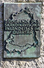 Moränenstein mit Bronzetafel: 