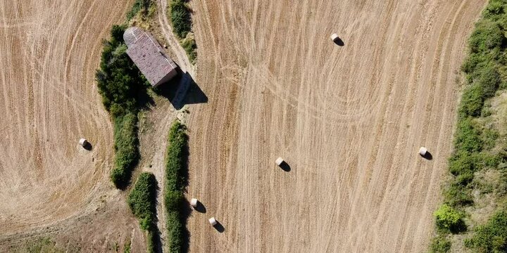Campos recolectados durante el verano en tierras del norte de España vistos desde un cielo despejado de verano
