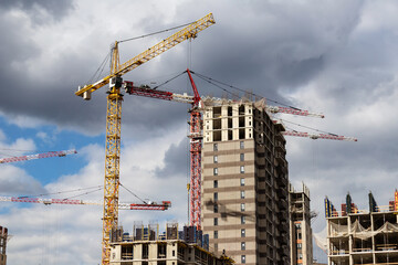 Construction of a multi-storey building in the city in stages