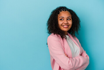 Obraz premium Young african american woman isolated on blue background smiling confident with crossed arms.
