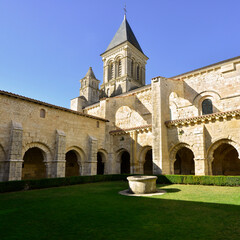 Fototapeta na wymiar Carré sur le Cloître de l'Abbaye-Royale Saint Vincent de Nieul-sur-l'Autise (85240 Rives-d'Autise), département de la Vendée en région Pays de la Loire, France