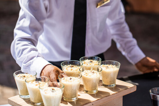 mozo sirviendo postre