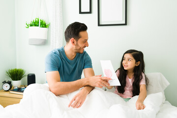 Obraz premium Happy dad thanking his kid for the gift