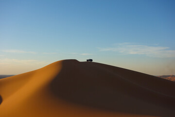 Fototapeta na wymiar Atardecer en el Sahara